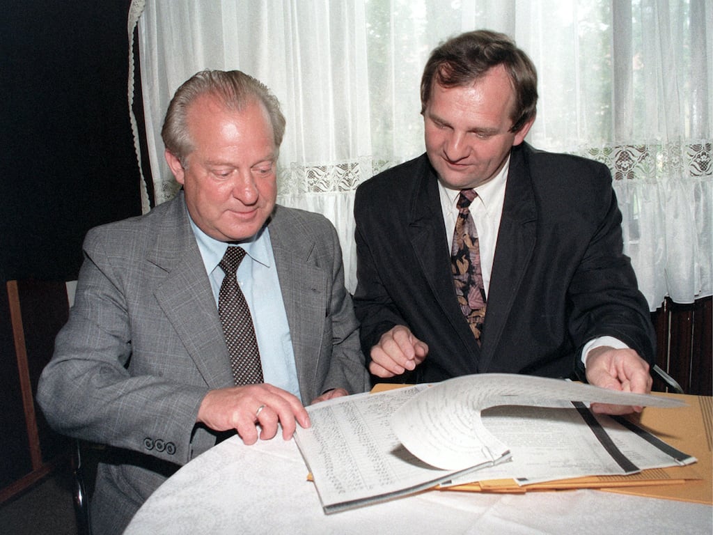 Gedenkstättenmitarbeiter bei einer ersten Sichtung des Speziallager-Bestandes Sichtung Archivmaterial